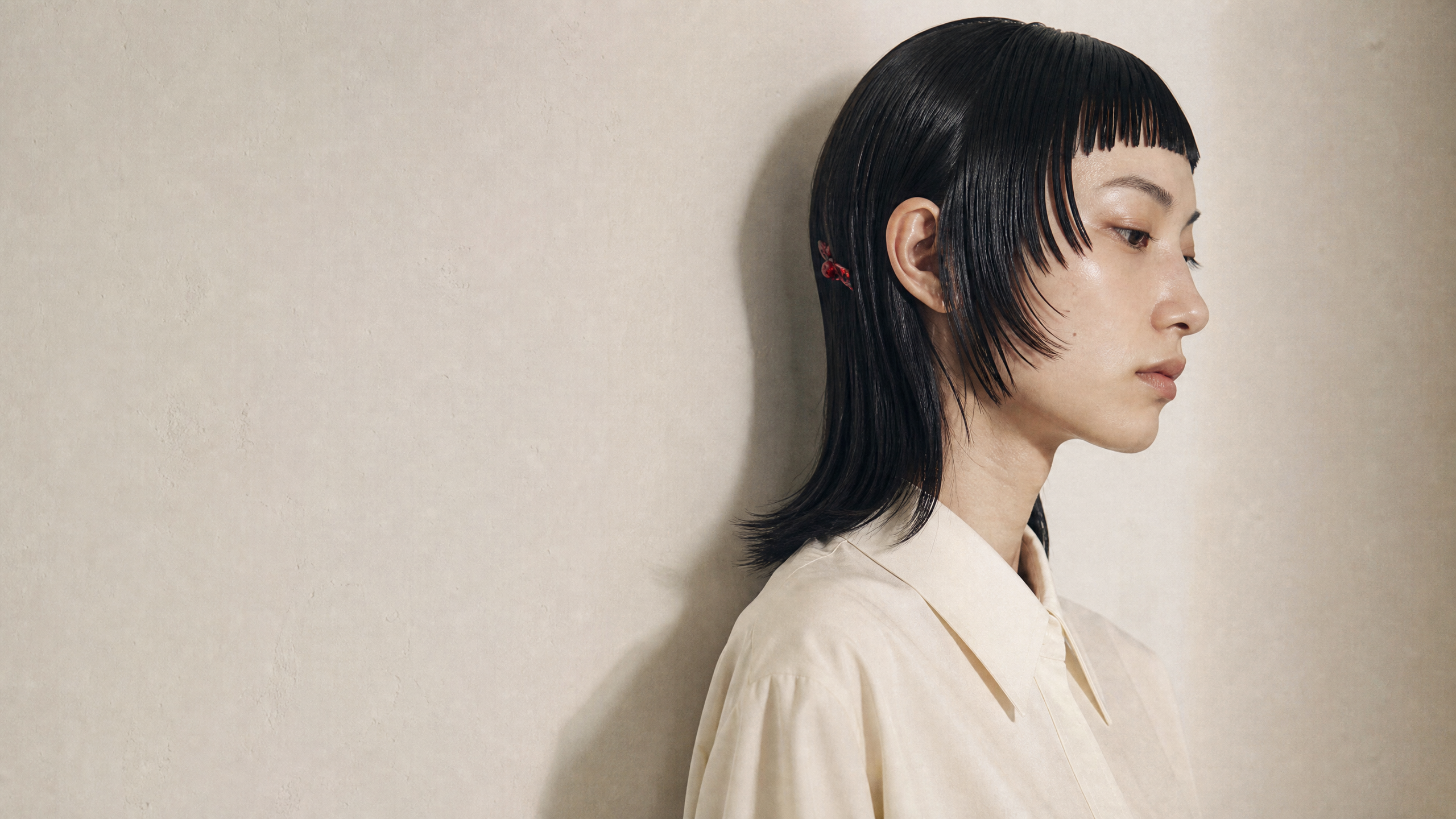 クリエイティブなヘアスタイルの人物を横から捉えたポートレート